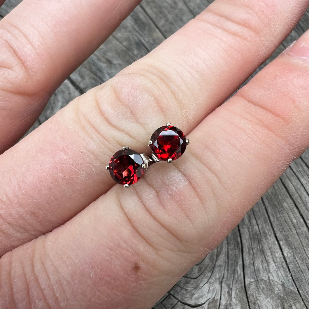 14k 5.5mm garnet studs