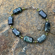 Load image into Gallery viewer, Silver serpentine and peridot bracelet