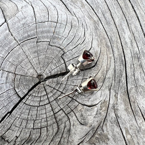 14k 5.5mm garnet studs